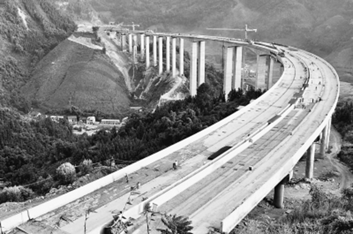 　　俯瞰建設(shè)中的拉會(huì)高架大橋，“C”字形蔚為壯觀。.jpg